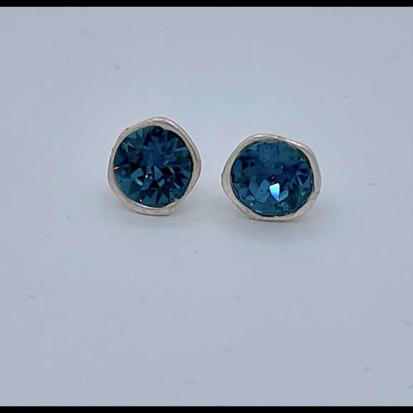 Blue sapphire color stud earrings. Swarovski elements stud earrings in b… - Picture 2 of 4